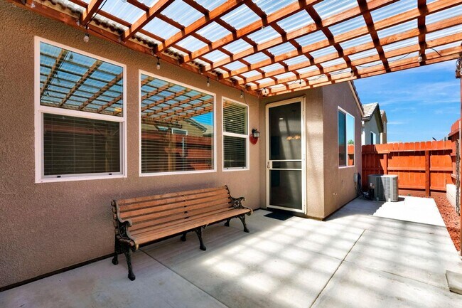 Building Photo - MOVE IN READY!! 3 BEDROOM 2 BATH HOME