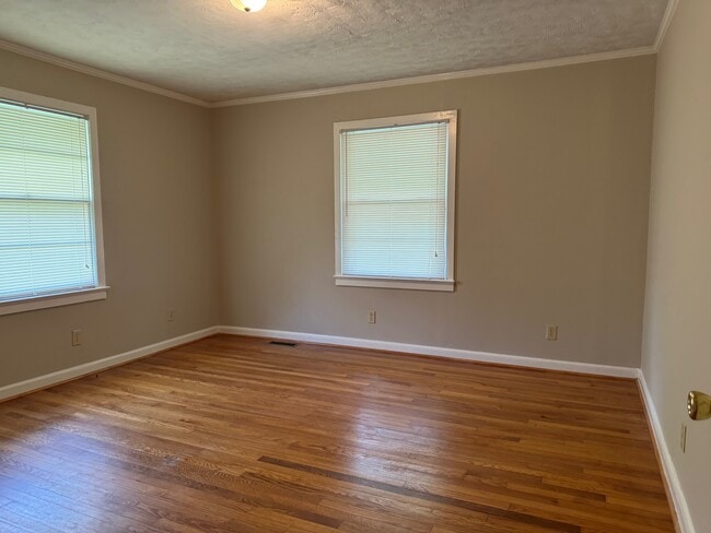 Building Photo - 1625 Pineland Ave