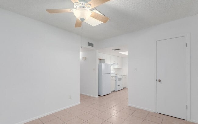 Building Photo - 242 N Standage