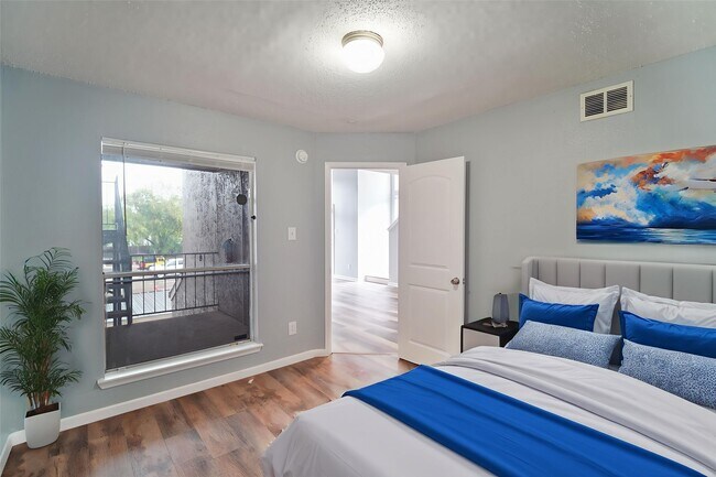 Building Photo - 10855 Meadowglen Ln