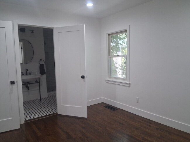 Building Photo - Midtown Charm Meets Modern Luxury
