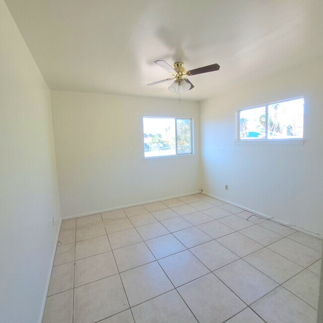 Building Photo - 3 Bedroom/ 2 Bathroom with extra room