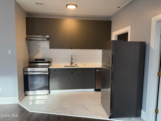 Building Photo - 5 Broadway