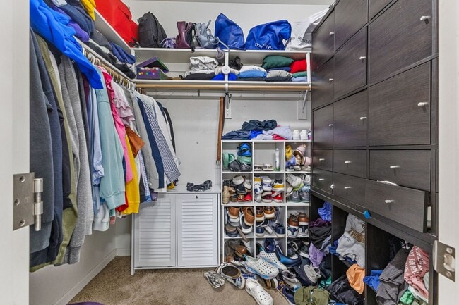 Building Photo - 5-bed, 3-bath Home in Scenic West Salem