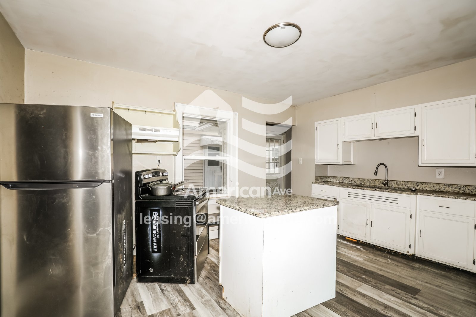 Building Photo - 529 E Victoria St