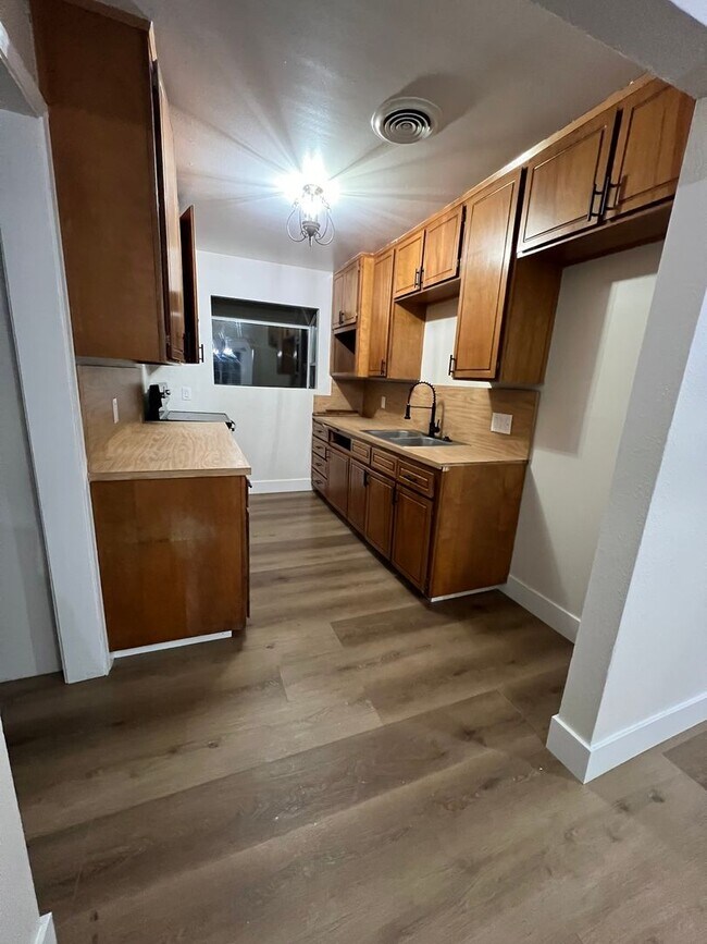 Building Photo - Dinuba Home! Coming Soon!