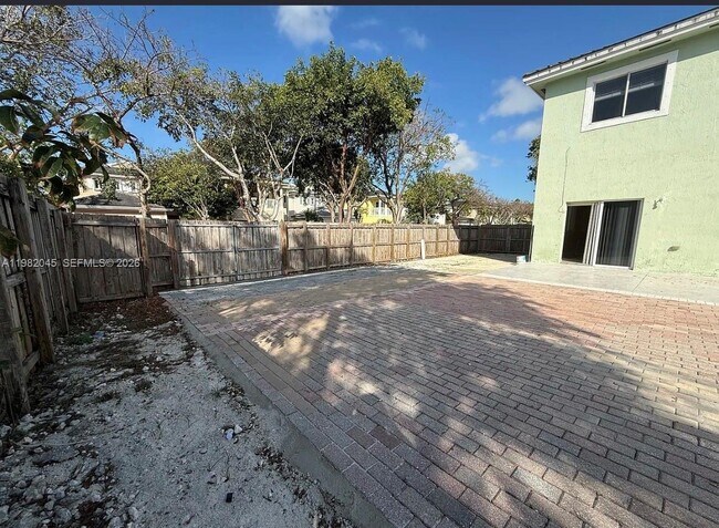 Building Photo - 390 NE 35th Ave