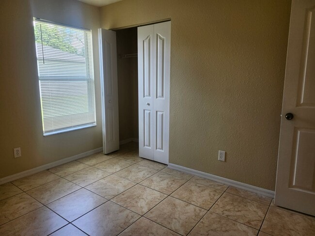 Building Photo - 3 bedroom 2 bath 1 car garage duplex