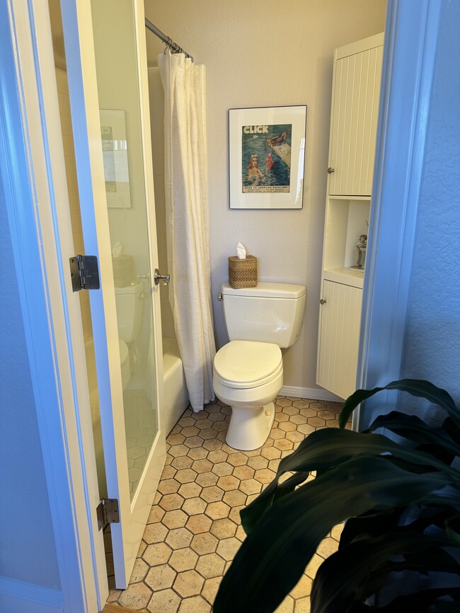 guest room bathroom - 912 Monterey Blvd