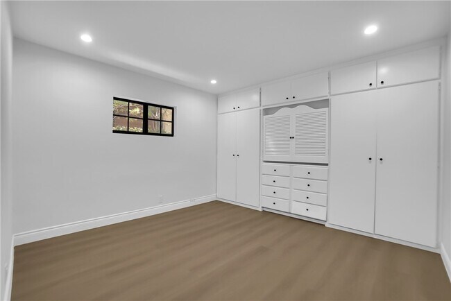Building Photo - 325 W Le Roy Ave