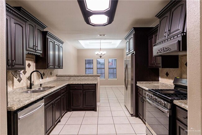 Building Photo - 824 Pine Lake Cir