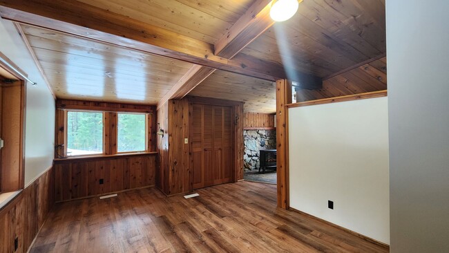 Building Photo - Beautiful Log Cabin in Condon