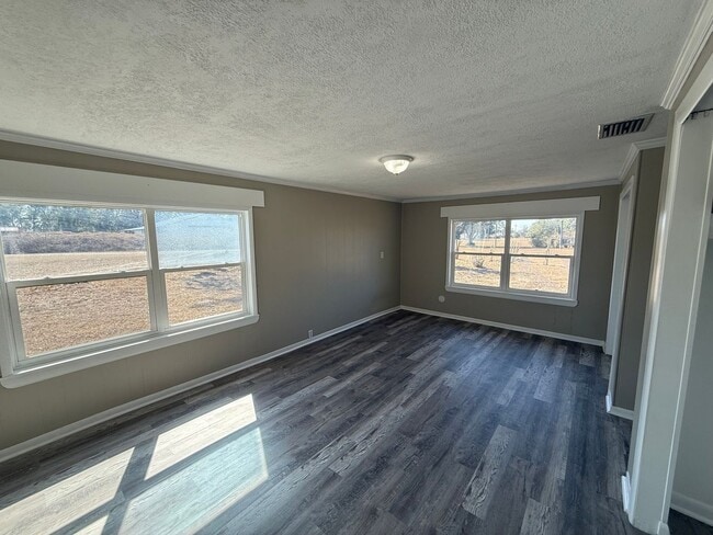 Building Photo - Charming 3 bedroom 1 bath country home located on 1.16 acres