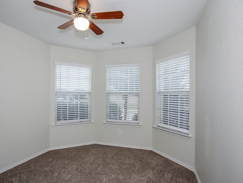 Building Photo - 913 Honey Locust Ln