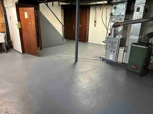 Basement/furnace - 1919 Columbia Ave
