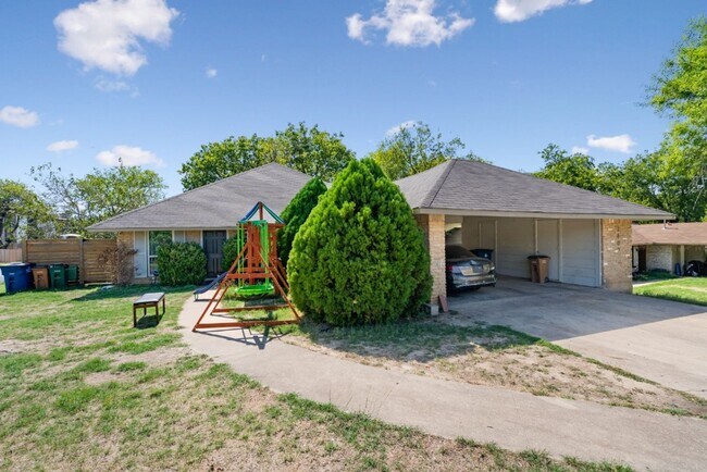 Building Photo - 1407 Avebury Cir