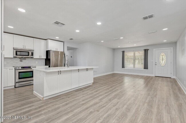 Building Photo - 6643 Greenfern Ln