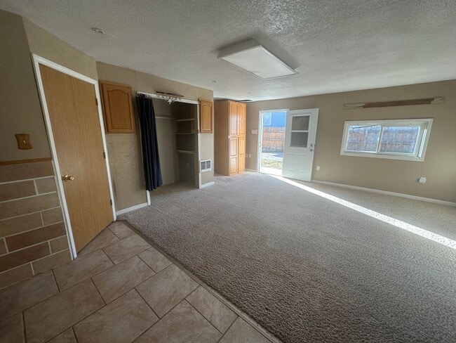 Building Photo - One bedroom, One bathroom front/back duplex. Pet Friendly! Located in Scottsbluff!