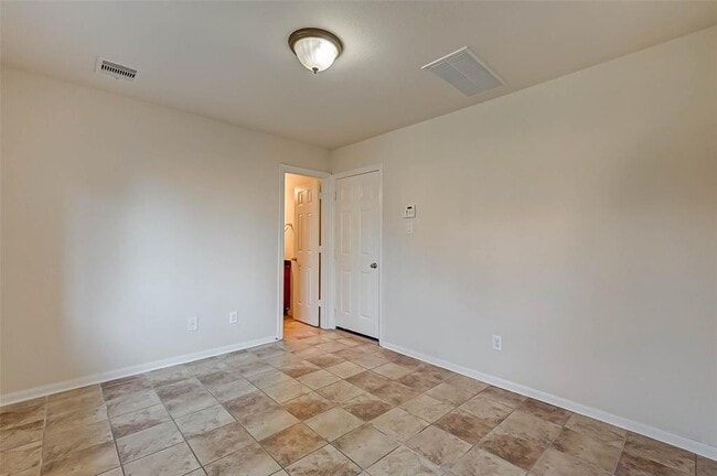 Building Photo - 3216 Clearview Cir