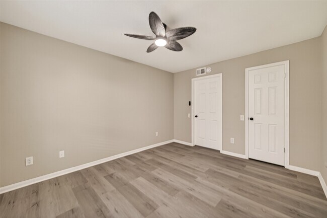 Building Photo - 1860 White Oak Dr