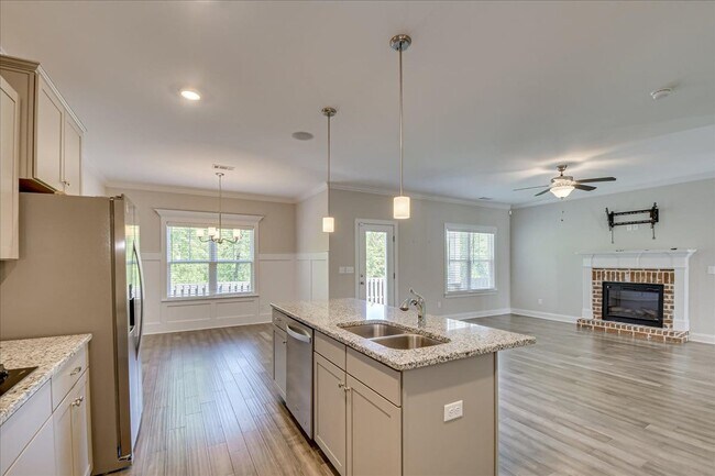 Building Photo - 323 Colonnades Dr