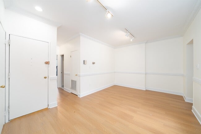 Building Photo - 104 6th St