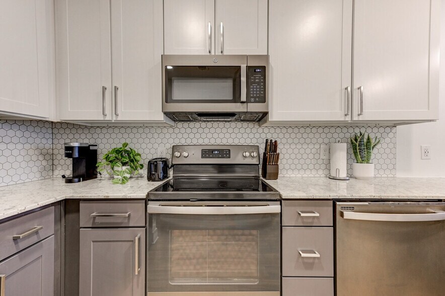 Building Photo - 308 Gibson St SE