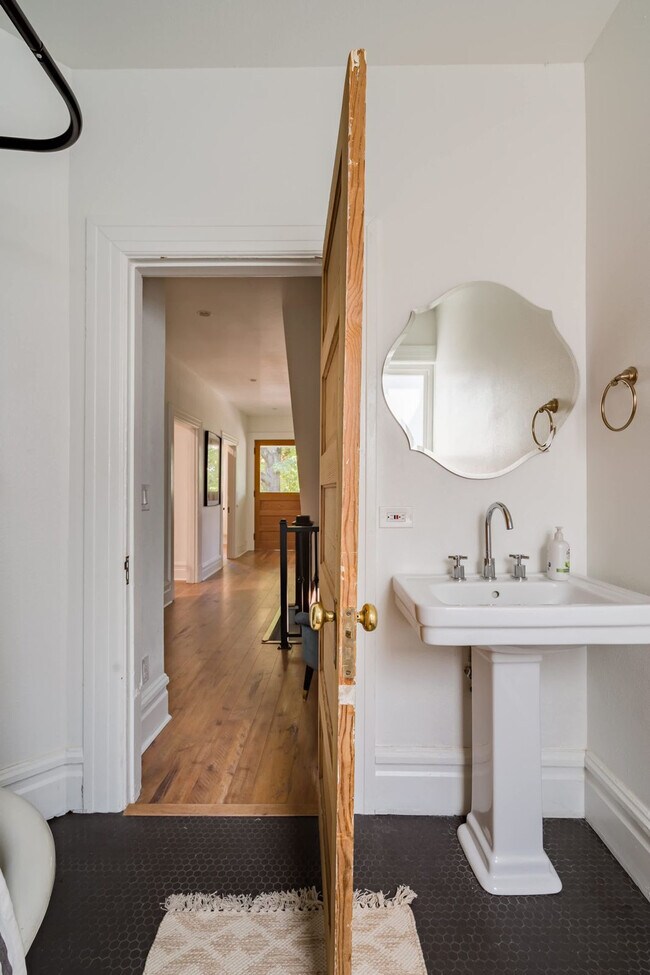 Building Photo - 1605 NW 23rd Ave