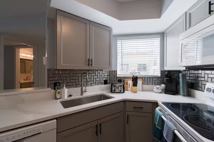 Building Photo - 650 Island Club Dr