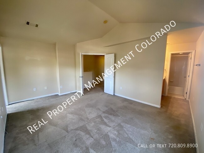 Building Photo - Beautiful Townhome in Aurora