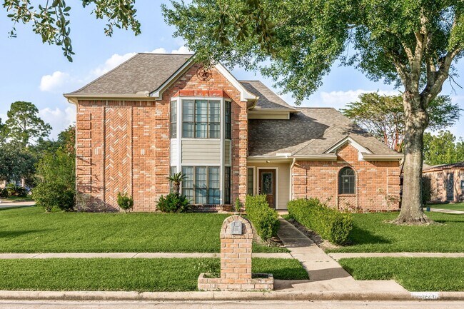 Building Photo - 15526 Cabildo Dr