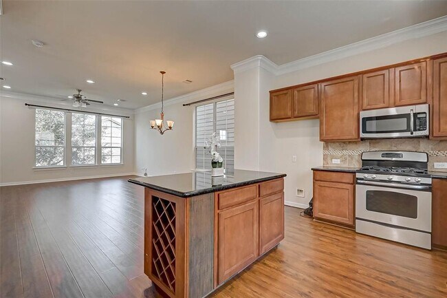 Building Photo - 3216 Clearview Cir