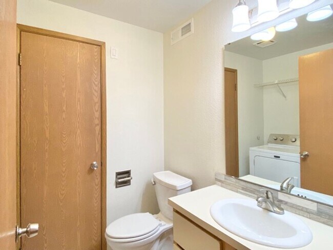Building Photo - Quaint 2BR 1.5BA Condo in the Vineyards