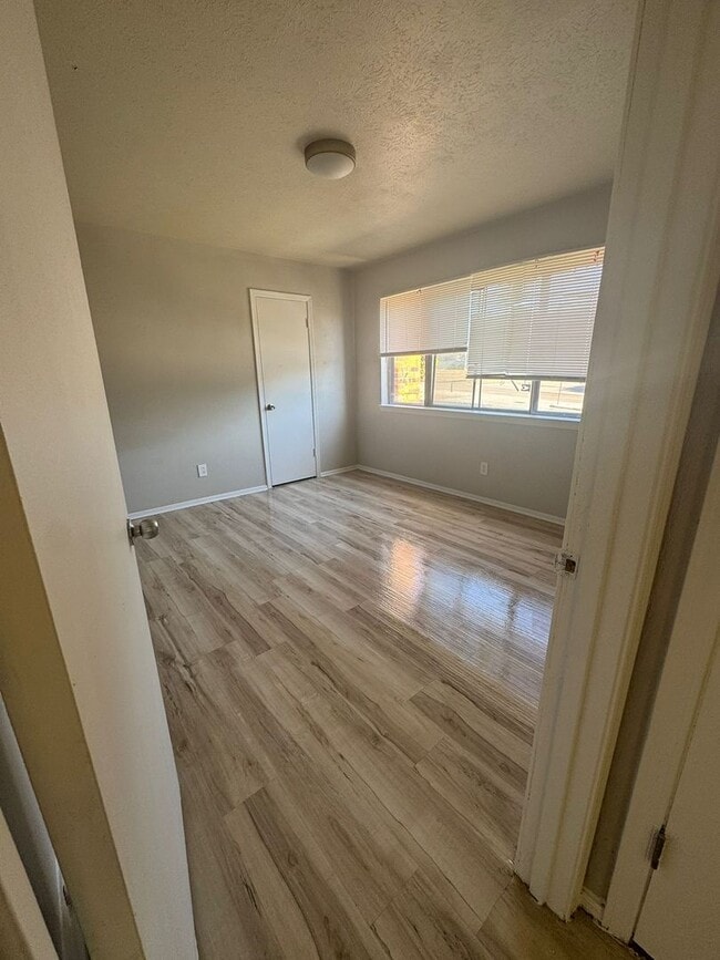 Building Photo - Ready to move in...