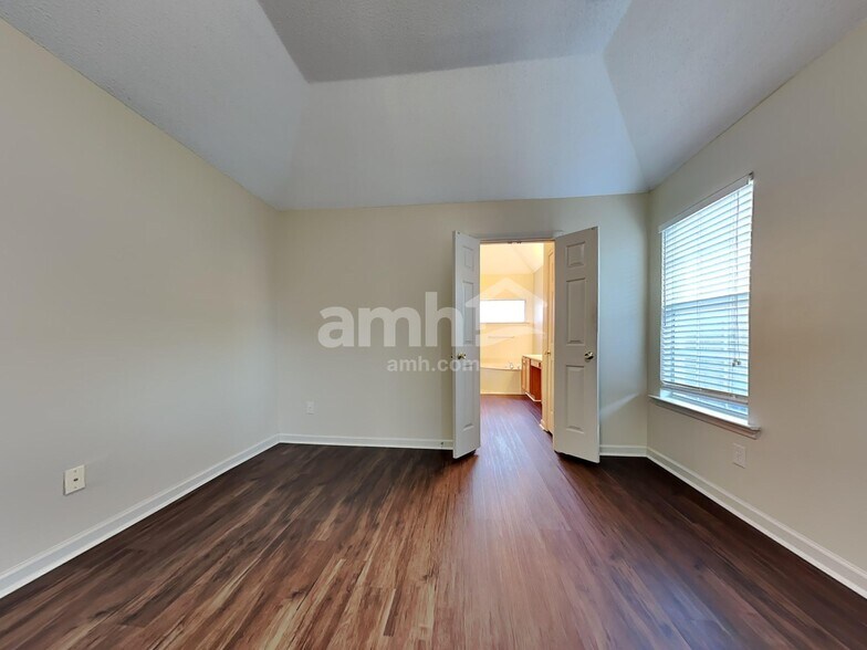 Building Photo - 10188 Kay Oak Cove