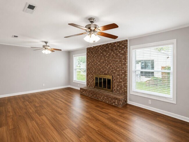 Building Photo - 302 Richland Dr