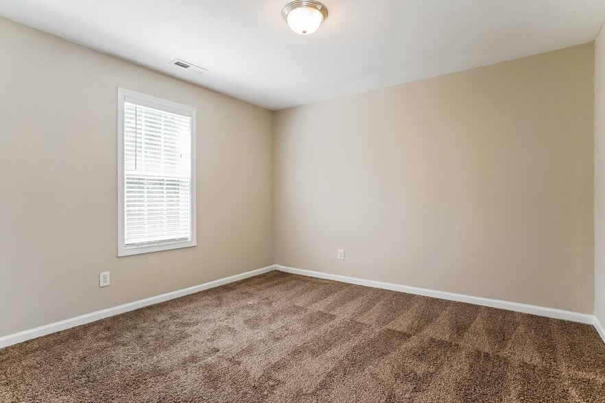 Building Photo - 610 Crosstie St