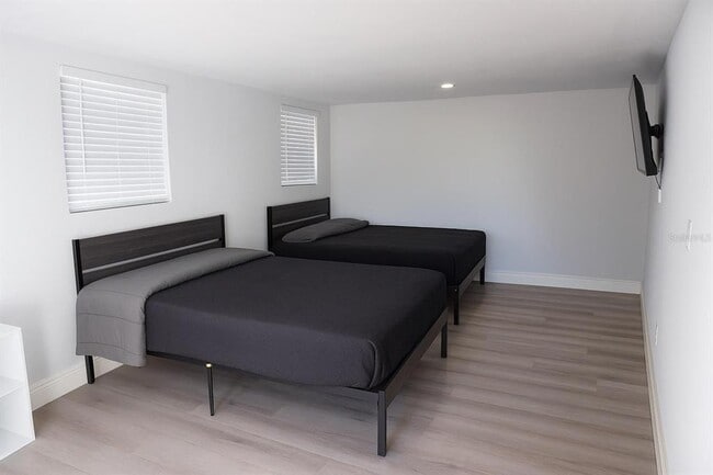 Building Photo - 2326 S Peninsula Dr