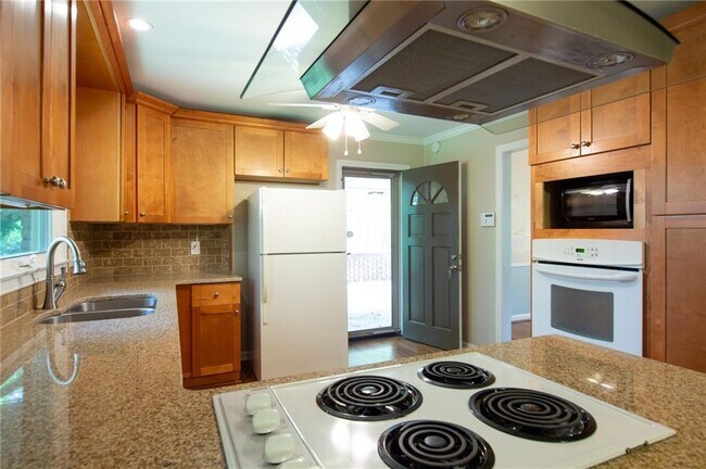 Building Photo - 2852 Talisman Ct NE