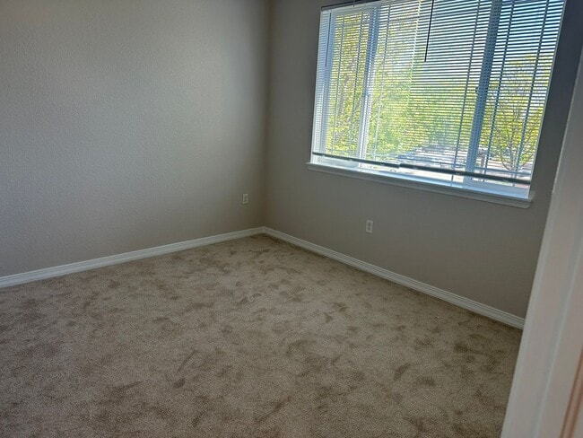 Building Photo - Updated upper floor condo with great south...