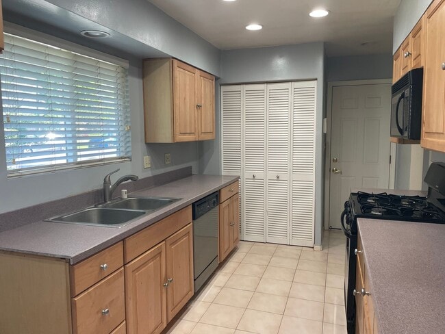 Building Photo - 3 bedroom 1 bath sweet home