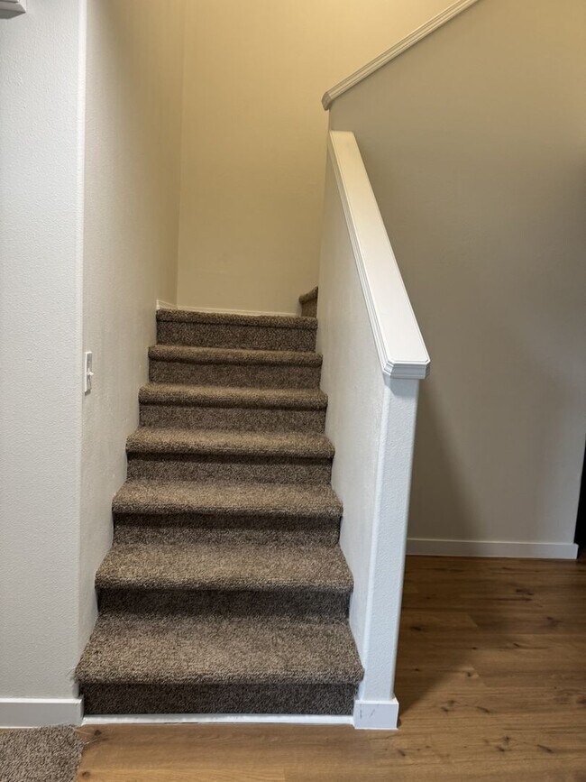 Building Photo - HARD TO FIND 4 BEDROOM