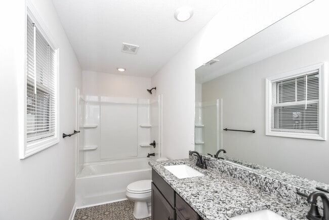 Building Photo - Stunning 3 Bedroom Home in Clarksville, TN!