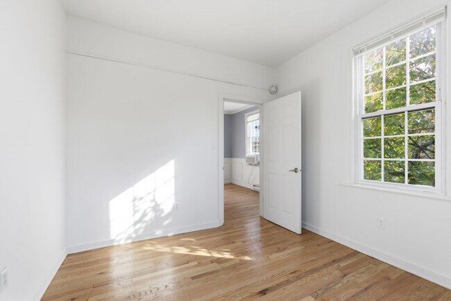Building Photo - Lovely 3 BR/1 BA Apartment in H Street Cor...