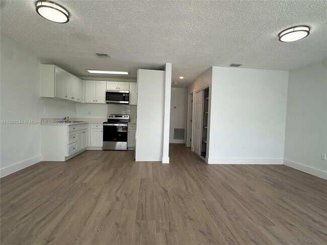 Building Photo - 6032 SW 25th St