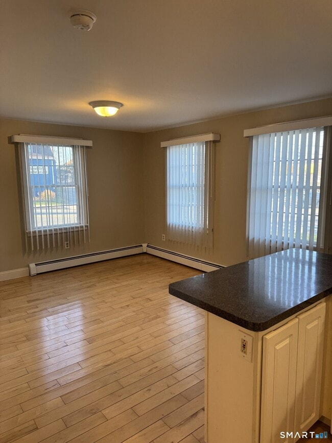 Building Photo - 3 E Pattagansett Rd