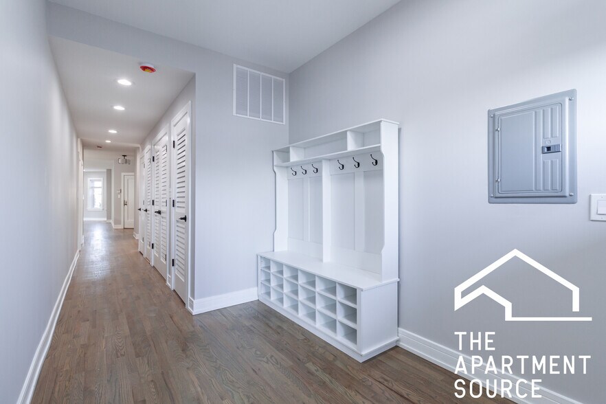 Building Photo - 2641 W Carmen Ave