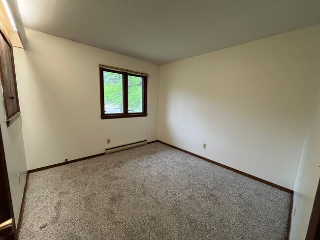 Building Photo - Lakeside 5 Bedroom 3 Bath Home Available N...