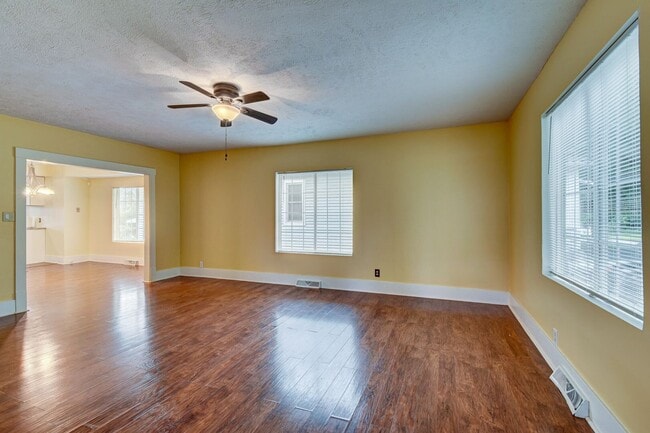 Building Photo - Charming and Spacious Home!