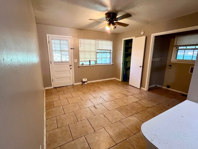 Building Photo - 533 E Fairchild Dr